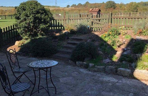 Elkesley House | Lovely double room and huge bathroom in comfortable Farm House