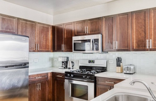 City West Apartment | Lovely Downtown 1BR w/Pool, W/D & Gym, near 7th St Metro, by Blueground