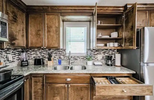 Northside Apartment | Lovely Downtown Private Apt. Free Parking & WIFI