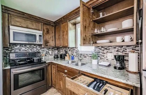Northside Apartment | Lovely Downtown Private Apt. Free Parking & WIFI