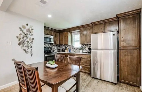 Northside Apartment | Lovely Downtown Private Apt. Free Parking & WIFI