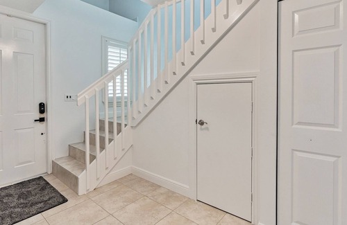 Tarpon River House | Lovely Downtown townhouse w/hot tub spa, 10 min from the beach!