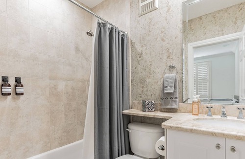 Tarpon River House | Lovely Downtown townhouse w/hot tub spa, 10 min from the beach!