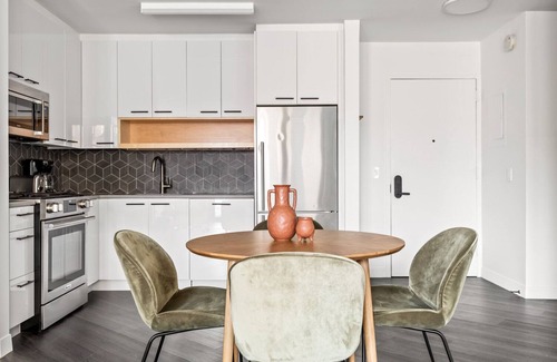 East Village Apartment | Lovely East Village 1BR w/DM, W/D Elevator & Gym, by Blueground