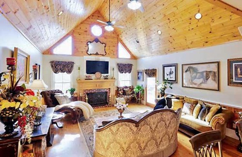 Caroleen House | Lovely Equine Countryside Estate on 68 Acres