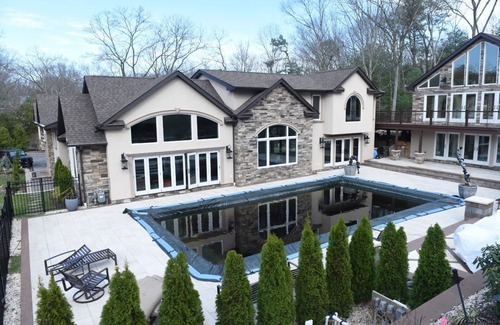 Commack House | Lovely escape, home away from home 10 mins from all beaches.