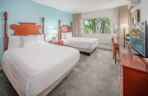 Kahului Hotel | Lovely Family & Friends Hawaii Getaway | Two Spacious Rooms w/Outdoor Pool