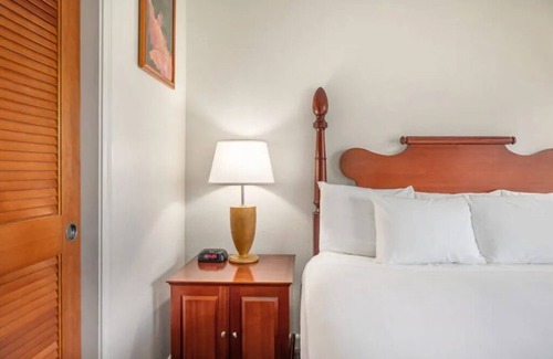 Kahului Hotel | Lovely Family & Friends Hawaii Getaway | Two Spacious Rooms w/Outdoor Pool