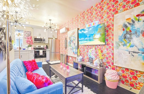 North Hills East House | Lovely Family Haven Near Universal Studios: Patio - Balcony - Free Parking