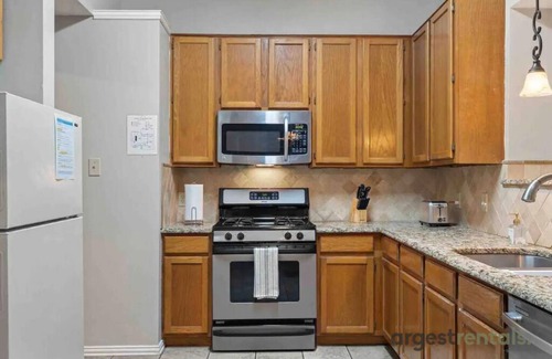 South Arlington House | Lovely Family Home | Garage | Patio | Pet Friendly