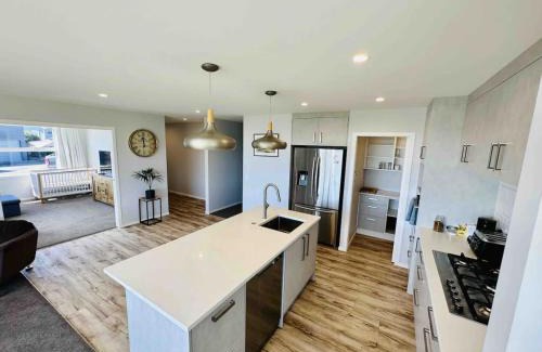 Aotea House | Lovely Family Home in Aotea with Grear Views - No Parties or Smoking