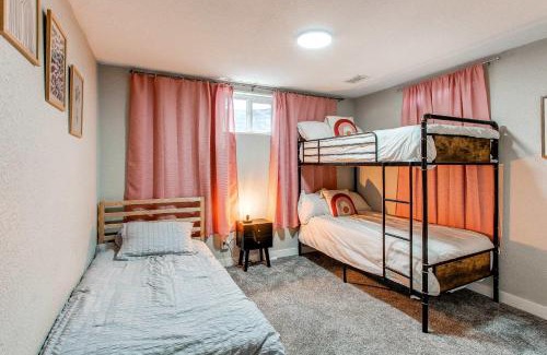 Northglenn House | Lovely family home in Northglenn with fenced yard and bonus room
