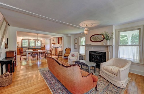 Great Barrington House | Lovely Farmhouse 4b/3.5ba w/Chef's Kitchen/Big Porch, close to Great Barrington