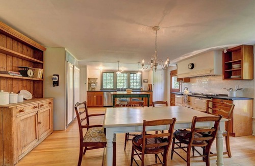 Great Barrington House | Lovely Farmhouse 4b/3.5ba w/Chef's Kitchen/Big Porch, close to Great Barrington
