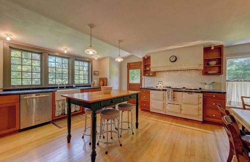 Great Barrington House | Lovely Farmhouse 4b/3.5ba w/Chef's Kitchen/Big Porch, close to Great Barrington