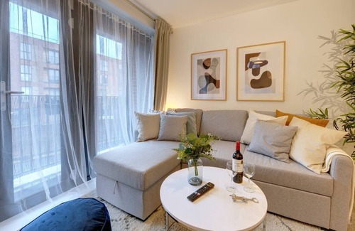 Gloucester Apartment | Lovely Flat in Kiln Close by Golden Valley