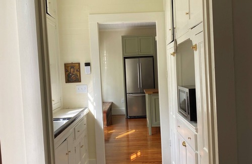 New Iberia House | Lovely Folk Victorian Cottage in Historic District