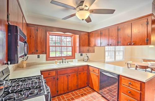 Freehold House | Lovely Freehold Home w/Deck, 16 Mi to Slopes