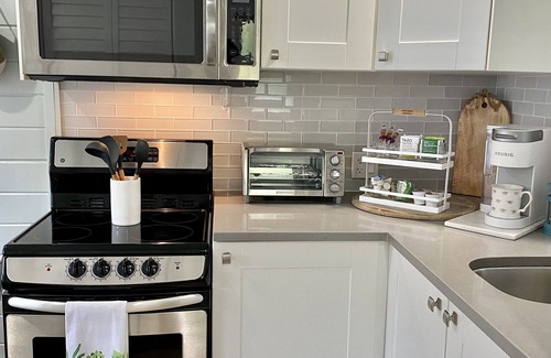 Victoria Park Cottage | Lovely Garden Studio Cottage - Walk to Las Olas Blvd - 10 min drive to the Beach