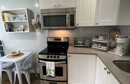 Victoria Park Cottage | Lovely Garden Studio Cottage - Walk to Las Olas Blvd - 10 min drive to the Beach