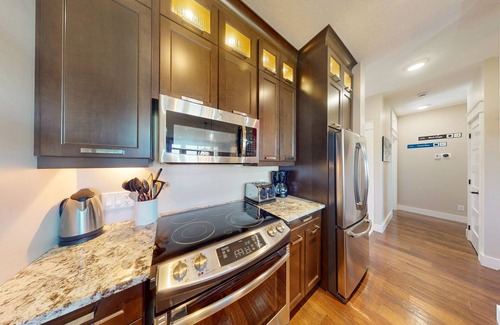 The Blue Mountains Condo | Lovely Getaway near Downtown Blue Mountain Village w/Free WiFi, Patio, and W/D