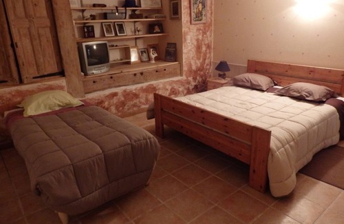 Le Beage House | Lovely gîte just a stone's throw from Lake Issarles and Mont Gerbier de Jonc.