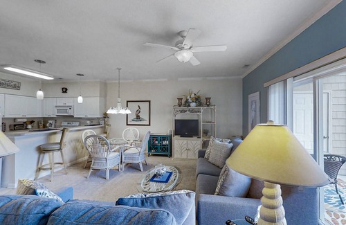 Little River Condo | Lovely ground-floor golf-and-sea condo with on-site pool & screened patio