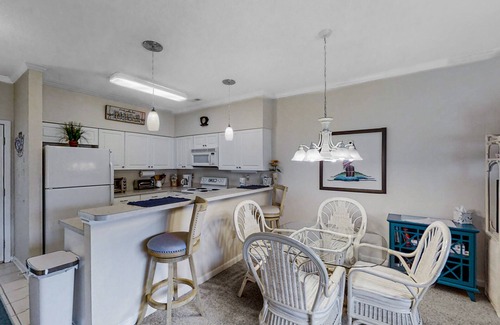 Little River Condo | Lovely ground-floor golf-and-sea condo with on-site pool & screened patio