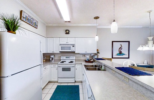Little River Condo | Lovely ground-floor golf-and-sea condo with on-site pool & screened patio