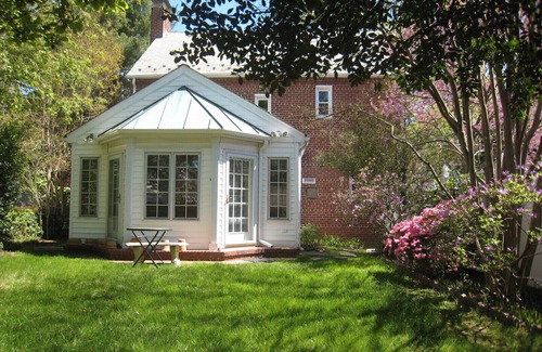 Foxhall Crescent Apartment | Lovely guest suite in a quiet but close-in neighborhood
