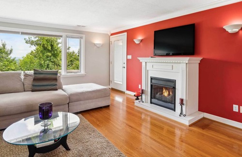 Bridgeport House | Lovely Hilltop Home: Louisville Living with a View