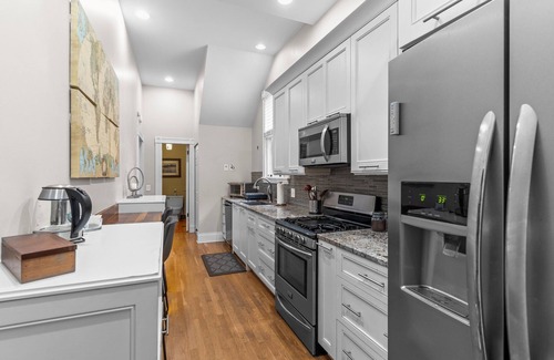 Wilmington Historic District House | Lovely Historic 2 bedroom steps to Riverwalk -Fully stocked!