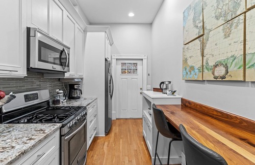 Wilmington Historic District House | Lovely Historic 2 bedroom steps to Riverwalk -Fully stocked!