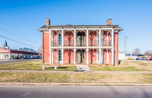 Franklin Apartment | Lovely historic spot, walk to the square!