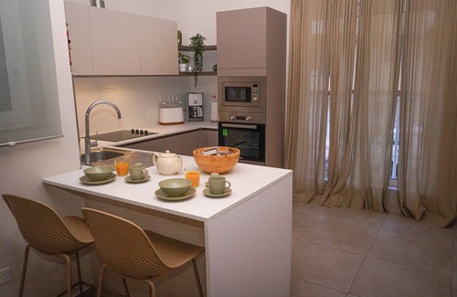 Qawra Apartment | Lovely Holiday Home next to bus terminusn