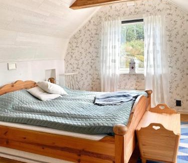 Svenshogen House | Lovely holiday house by a beautiful lake!