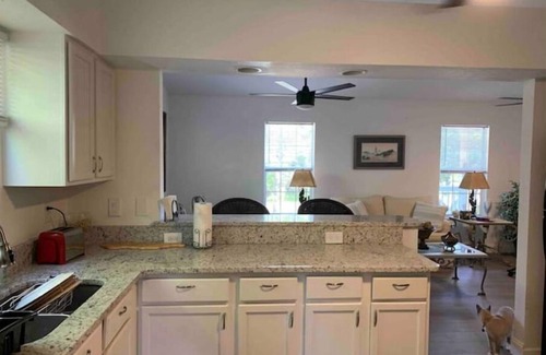 Palm Bay House | Lovely home 20 minutes to Melbourne beach, 3br 2bath king bed, deck, EV charger