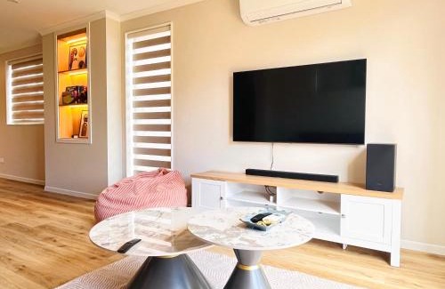 Hamilton Apartment | Lovely home, 3 bedrooms 4 beds, Close to hospital
