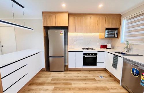 Hamilton Apartment | Lovely home, 3 bedrooms 4 beds, Close to hospital