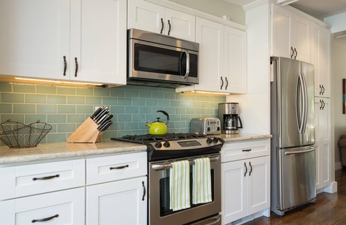 Sonoma House | Lovely Home & Cottage with Pool, Bocce and Game Room Near Sonoma Square