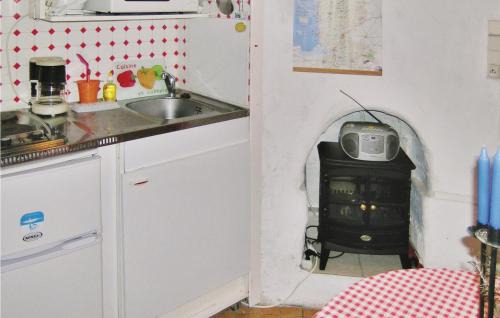 Anneville-sur-Mer House | Lovely Home In Anneville Sur Mer With Kitchenette