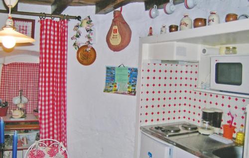 Anneville-sur-Mer House | Lovely Home In Anneville Sur Mer With Kitchenette