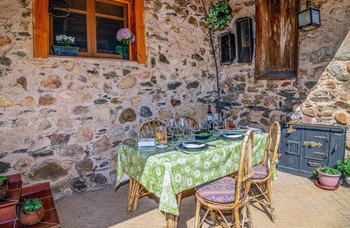 Benllera House | Lovely home in Benllera with WiFi