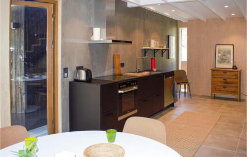 Borrby House | Lovely Home In Borrby With Kitchen