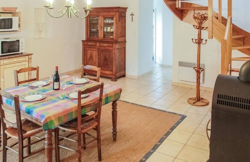 Sene House | Lovely home in Cadouarn with WiFi