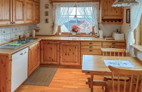 Ostre Toten House | Lovely home in Lena with WiFi