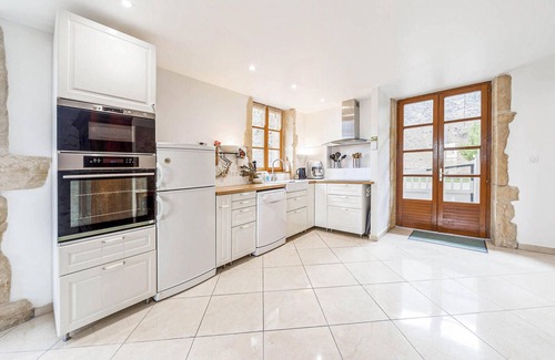 Oye House | Lovely home in Oyé with kitchen