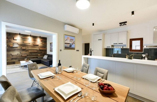 Lovinac House | Lovely home in Policnik with sauna