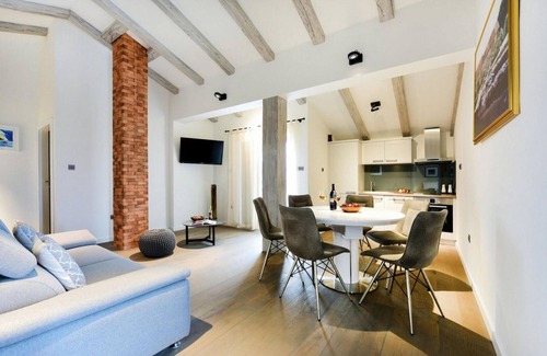 Lovinac House | Lovely home in Policnik with sauna
