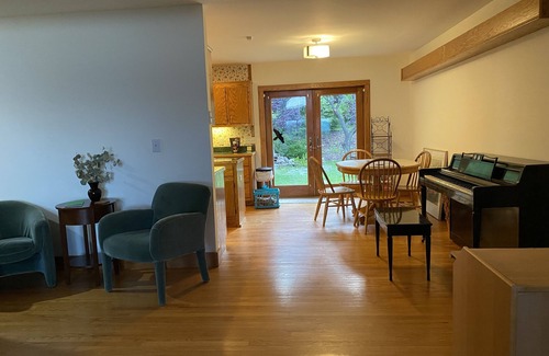 Afton House | Lovely home in quaint rolling hills near Afton wineries